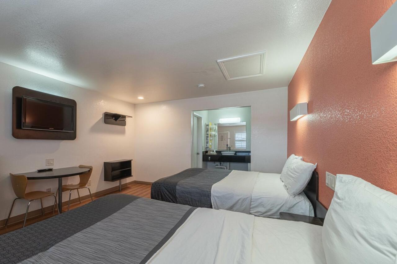 Coastal Valley Inn カストロヴィル エクステリア 写真